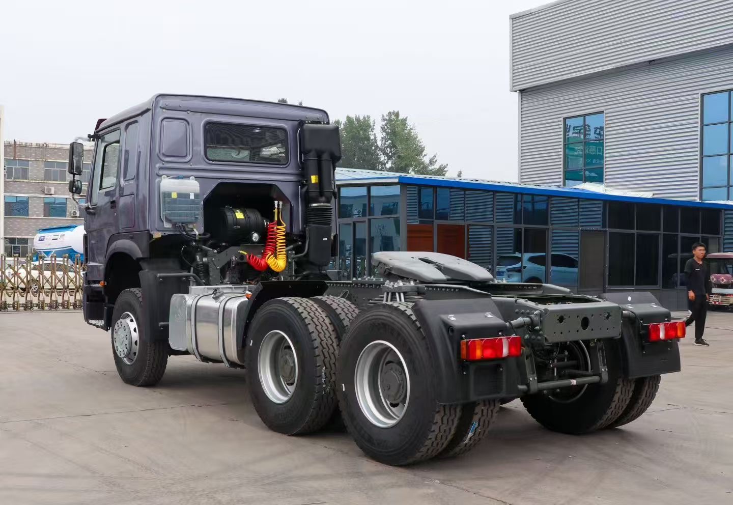 HOWO Tractor Unit - Image 3