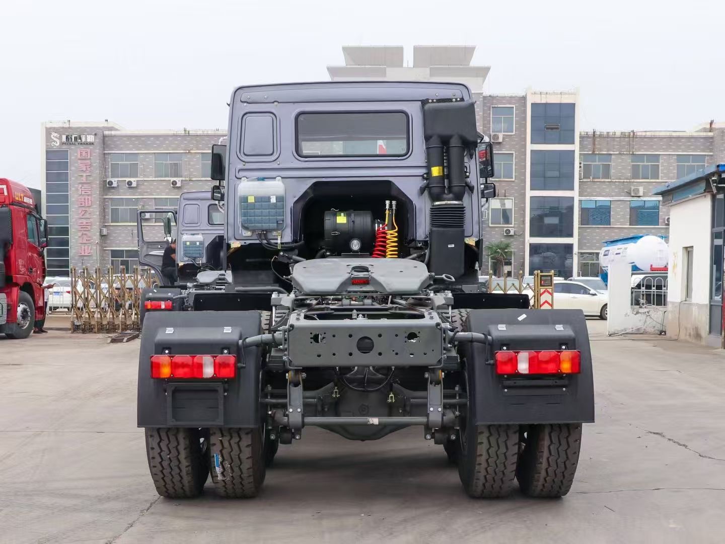 HOWO Tractor Unit - Image 2
