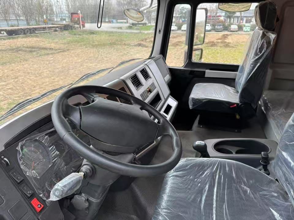SHACMAN Tractor Unit - Image 10