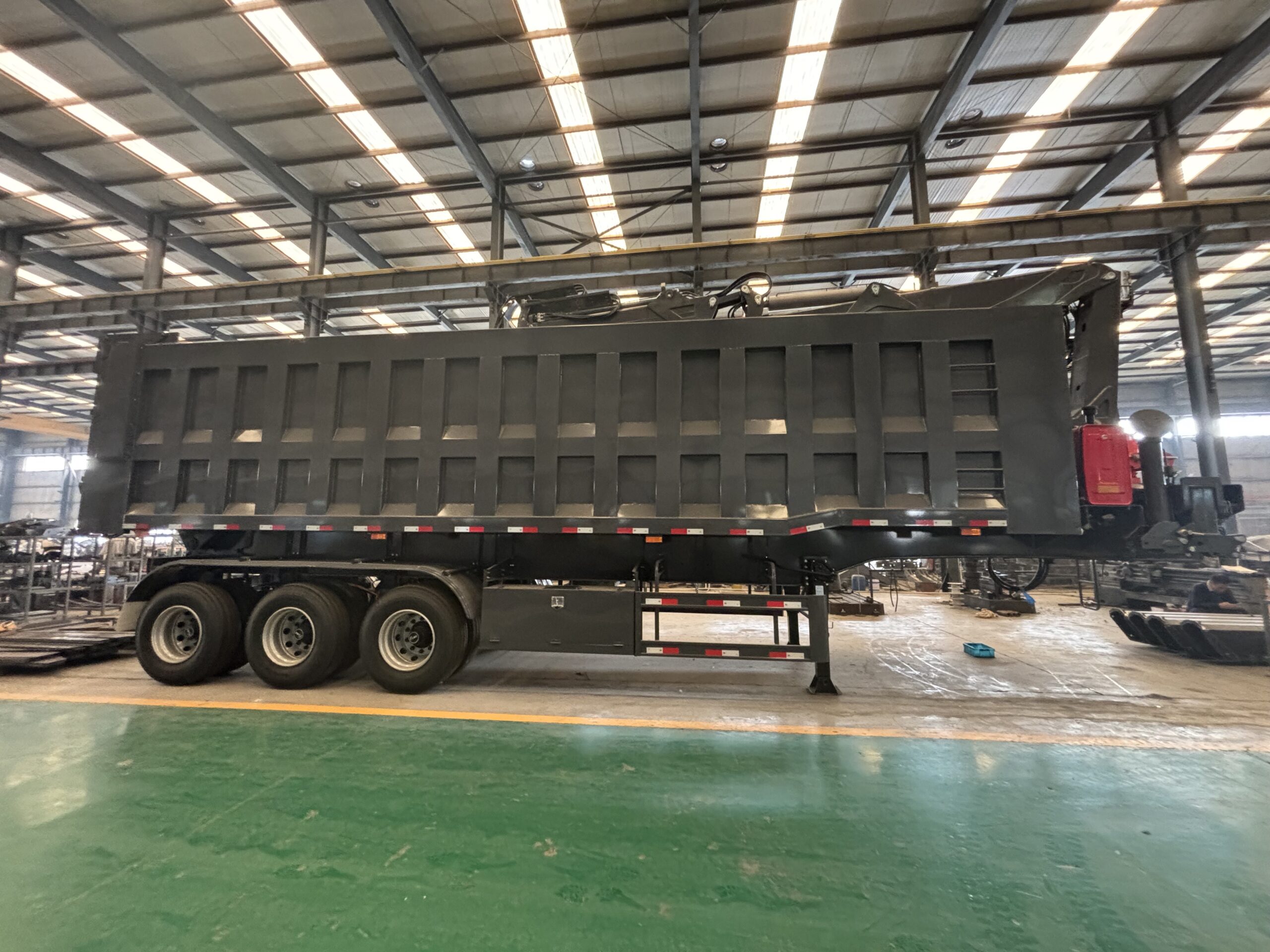 Rear‑tipping dump semi‑trailer