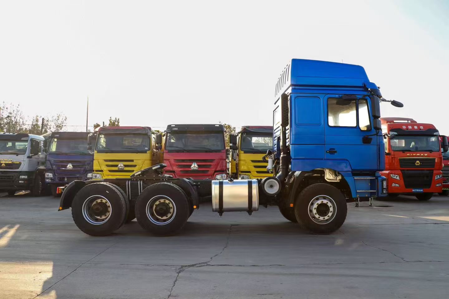 SHACMAN Tractor Unit - Image 3