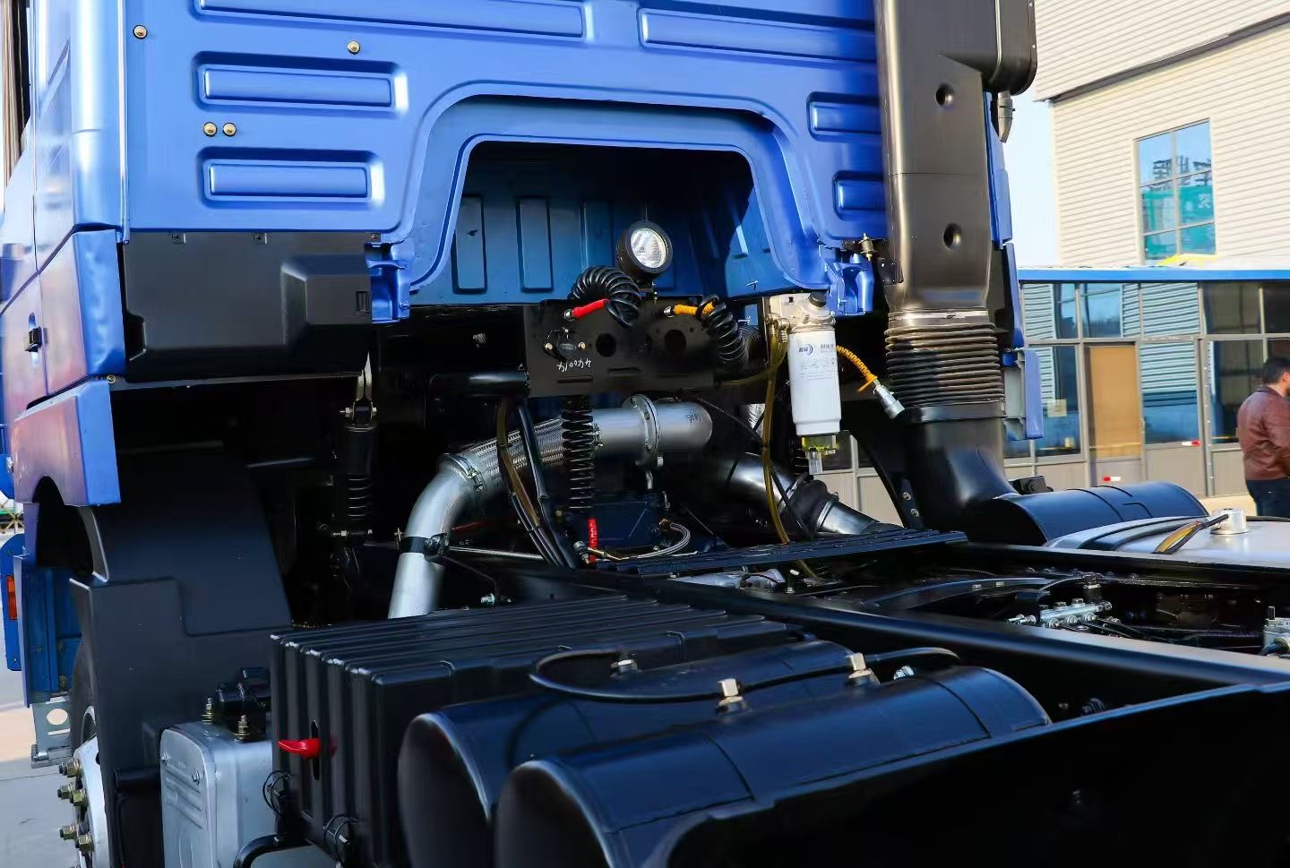 SHACMAN Tractor Unit - Image 5