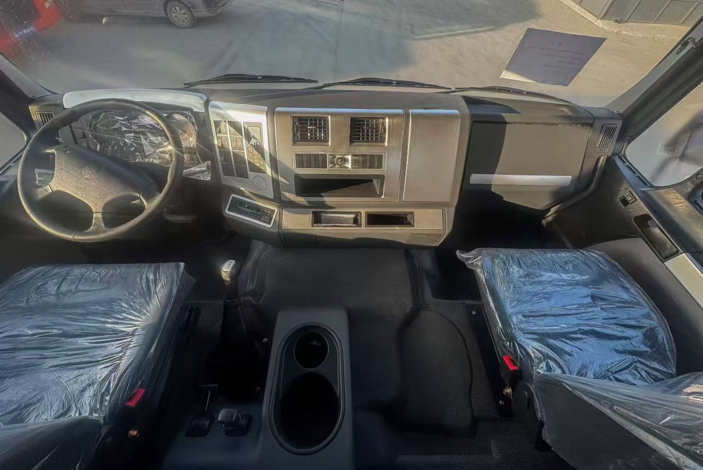 SHACMAN Tractor Unit - Image 7