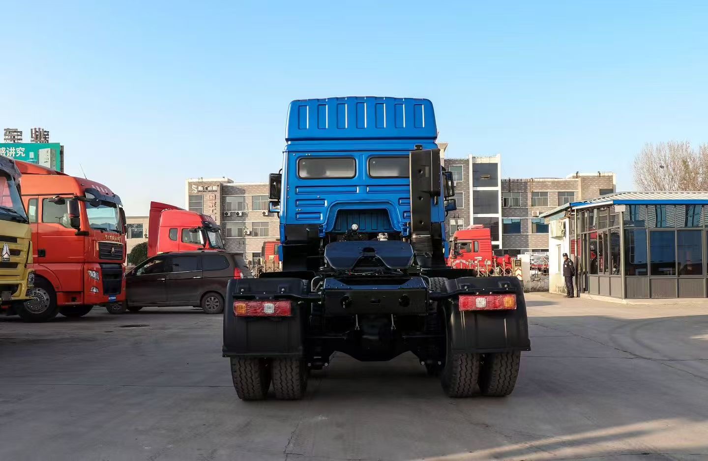SHACMAN Tractor Unit - Image 4