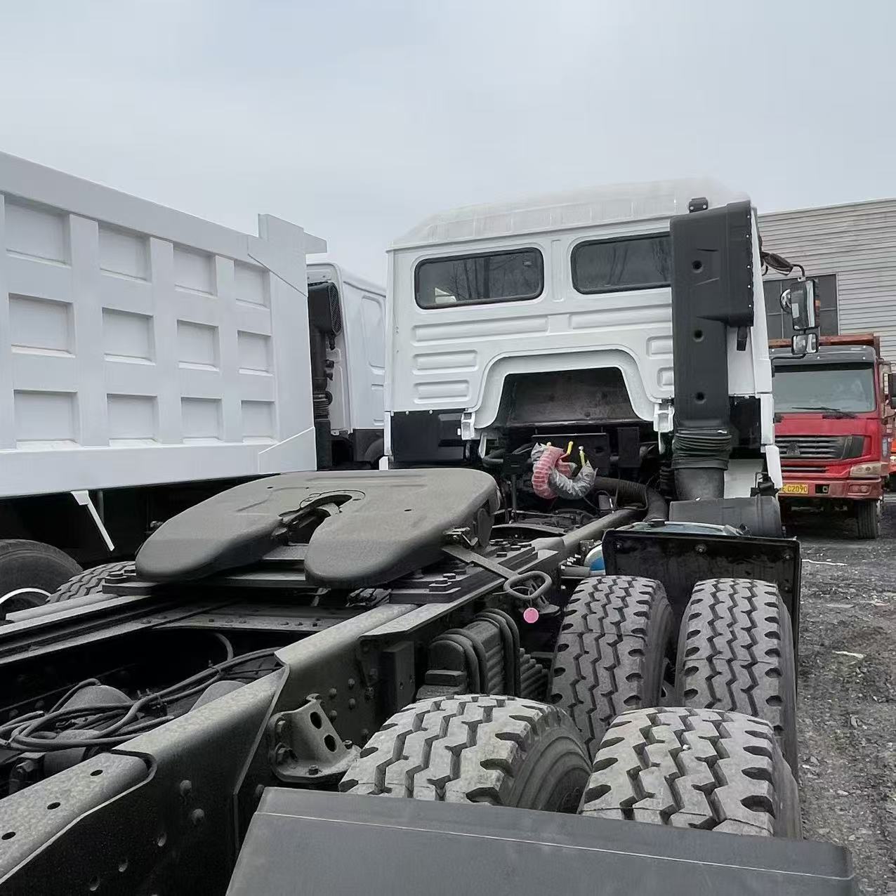 SHACMAN Tractor Unit - Image 9